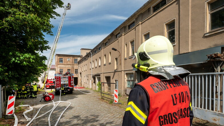 Beim Feuerwehreinsatz nahe der Dresdner Straße kam auch die große Drehleiter zum Einsatz. Letztlich ging alles glimpflich ab.