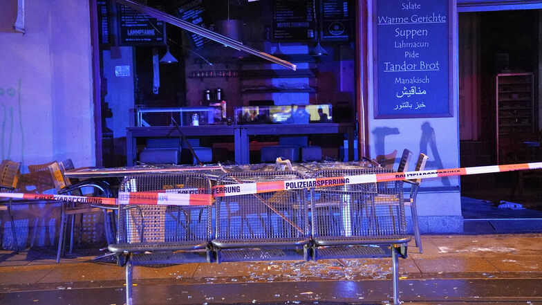 In einem Leipziger Café explodiert am Samstagabend wohl eine Gasflasche. Mehrere Scheiben des Lokals zerborsten.