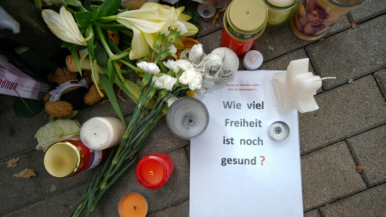 Trauer um einen Sechsjährigen: Blumen und Fragen am Unfallort auf der Budapester Straße.