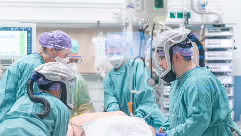 Ärzte und Intensivpfleger bei der Behandlung eines schwerkranken Covid-Patienten auf der Intensivstation der Dresdner Uniklinik.