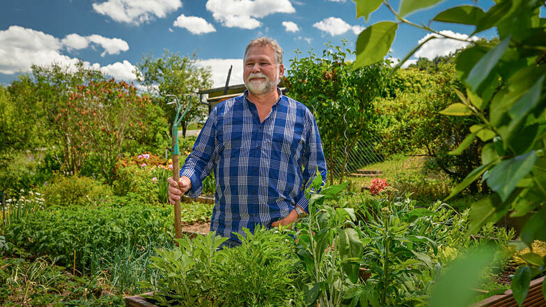 Vorfreude aufs neue Gartenjahr: Reinhard Kliemann bewirtschaftet eine Parzelle in der Anlage „Am Steinberg“. Insgesamt gibt es in Bautzen 48 Kleingartenanlagen mit rund 3 000 Parzellen – und seit 100 Jahren organisiertes Kleingartenwesen. Das wird am Sonn
