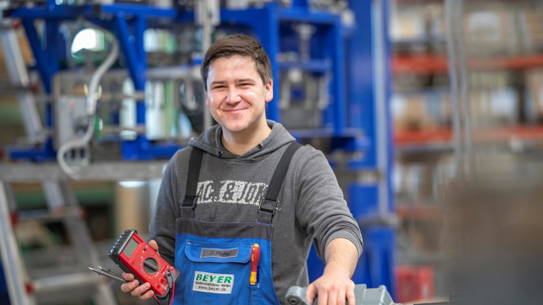 Janek Fischer hat seine Ausbildung zum Mechatroniker dank guter Leistungen ein halbes Jahr früher abschließen können. Darauf ist er genauso stolz wie sein Ausbildungsbetrieb, die Roßweiner Firma Beyer.