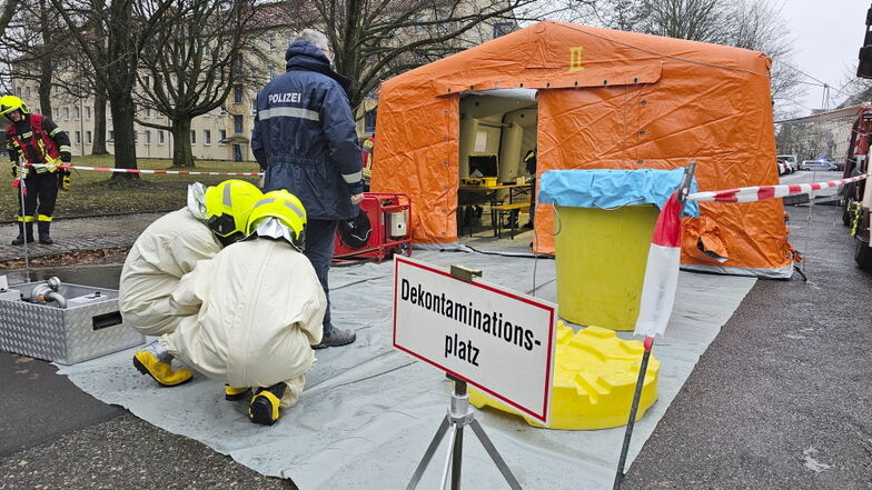 Aus einer Wohnung in Chemnitz-Kaßberg müssen explosive Chemikalien beräumt werden. Die Feuerwehr hat vor Ort ein Dekontaminationsplatz eingerichtet.