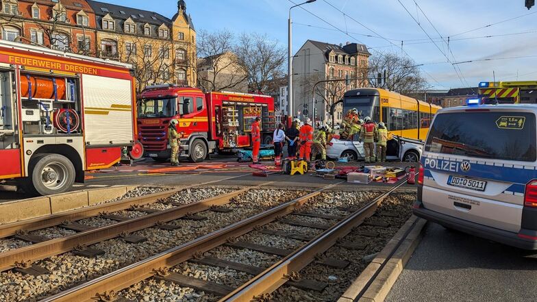 Straßenbahn und Auto stoßen in Dresden zusammen: ein Schwerverletzter