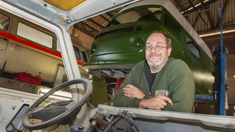 Stefan Grießbach ist Chef der Sackaer Bulliklinik. Liebhaber der knuffigen VW-Legende kennen die Schrauber-Werkstatt.
