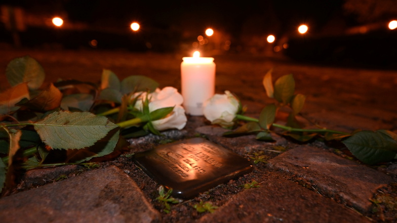 Auch am Stolperstein auf dem Augustinerplatz in Waldheim haben Einwohner am Mittwochabend in Gedenken an die Opfer der Massenvernichtung im Dritten Reich Blumen niedergelegt und Kerzen angezündet.