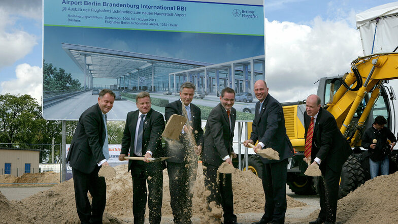 Lang ist's her: Mit einem symbolischen Spatenstich begann im September 2006 der Bau des BER -damals noch unter dem alten Bürgermeister Klaus Wowereit (3.v.l.).