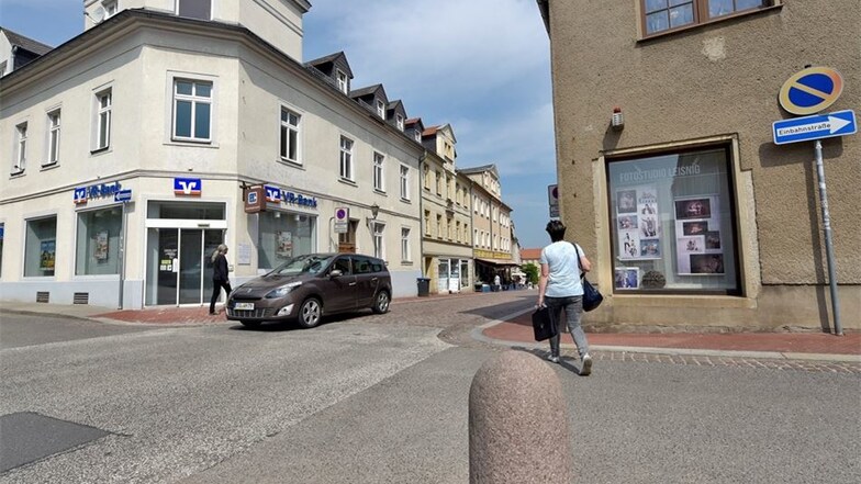 Jetzt ist der Lindenplatz ab dem Fotoladen Einbahnstraße. Aktuelle Pläne sehen dort die – einzige – Ausfahrt auf die Chemnitzer Straße vor. Die Einsicht ist schlecht, finden Autofahrer.