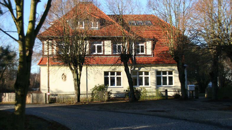 Dieses Gebäude in der Wiednitzer Ortslage Heide wurde 1918 errichtet. Laut Ausschreibung des Landratsamtes besteht Denkmalschutz (Flächendenkmal).