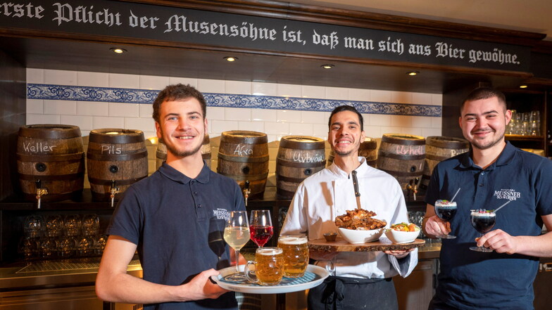 Die Gastronomie-Azubis Marcel Liebscher, Mounir Laayat und Adriane-Kay Henzel (v.l.) haben im Restaurant "Sonnenhof" auf dem Anger die Regie übernommen. Neben der Leitung des Restaurants kreierten sie eigene Menüs.