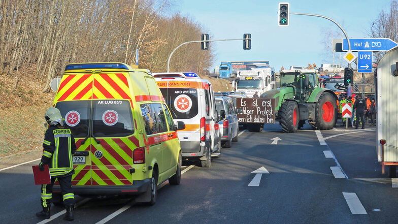 Bauern haben für einen Rettungseinsatz nach einem Unfall in Hartenstein ihre Blockade geöffnet.