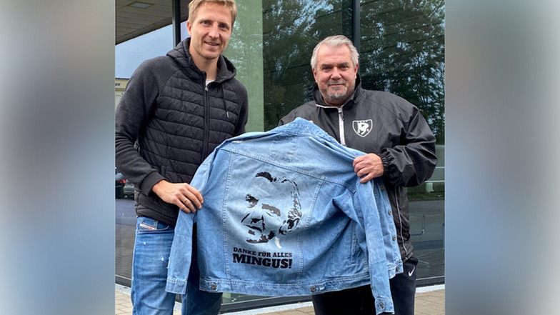 Marco Hartmann (l.) und Maik Hebenstreit von den Sportfreunden 01 Dresden Nord zeigen die Minge-Jeansjacke, die für den guten Zweck versteigert wird.