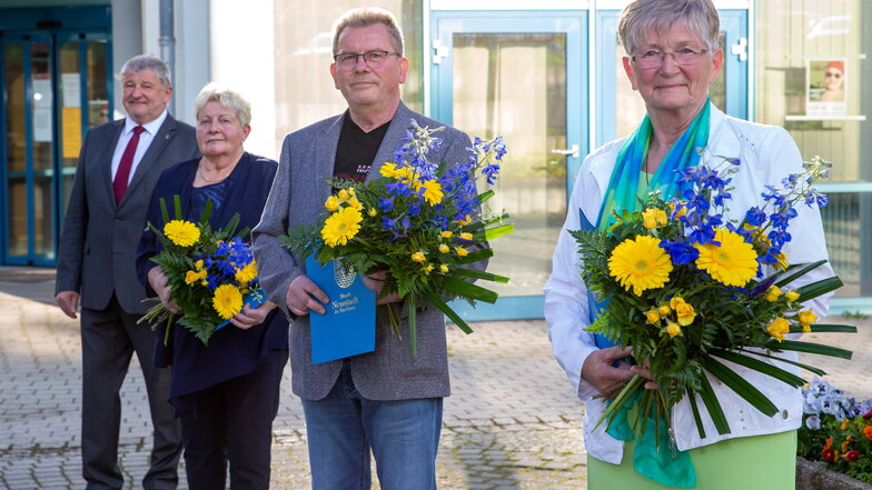 Bürgermeister Peter Mühle mit den Ehrenamtspreisträgern: Angelika Hoke, Eberhard Krause und Sigrid Blumenbach (v.l.).