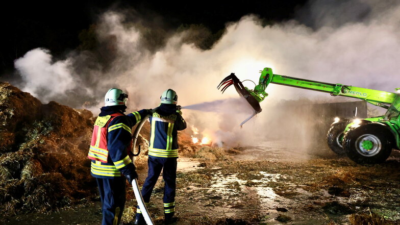 Feuerwehrleute aus Bad Gottleuba, Berggießhübel, Gersdorf, Pirna, Dohma, Nentmannsdorf und Cotta sind im Einsatz. Brennende Strohballen sind nur schwer zu löschen.