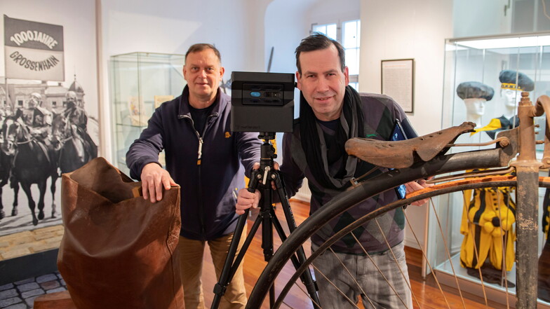 Ralf Hermann (l.) und Frank Flecks von der Sachsenhits Filmmanufaktur Niesky bei ihrer Arbeit im Museum Alte Lateinschule Großenhain.