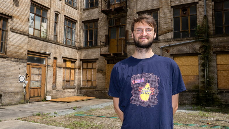 Felix Schuster, Projektkoordinator beim 16. Festival für zeitgenössische Künste „Zukunftsvisionen“, steht vor der ehemaligen Strumpffabrik im Hinterhof des Gebäudes Jakobstraße 2 in der Görlitzer Innenstadt.