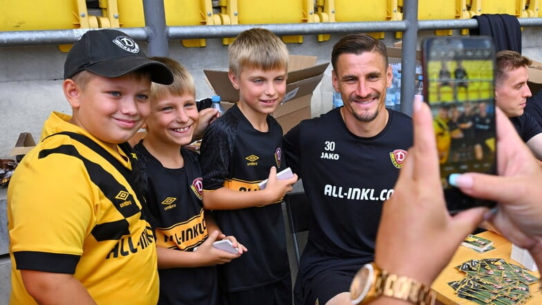 Stefan Kutschke ist die Identifikationsfigur bei Dynamo Dresden und bei der Saisoneröffnung auch deshalb ein beliebtes Fotomotiv der Fans. Dass die Mannschaft den 35-Jährigen wieder zum Kapitän wählte, hat aber noch mehr Gründe.