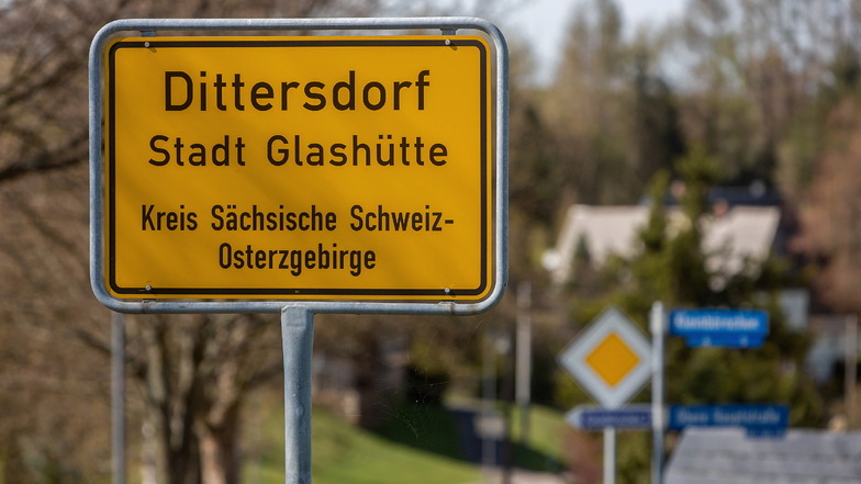 In Dittersdorf lässt derzeit die Wasserversorgung eine neue Leitung verlegen. Deswegen ist die Ortsdurchfahrt gesperrt und Busse müssen eine Umleitung fahren.