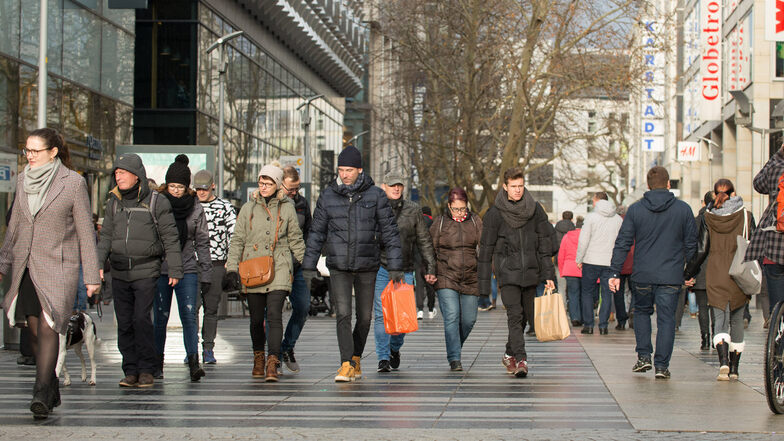 Immer viel Bewegung: Auf der Prager Straße sind die meisten Passanten unterwegs.