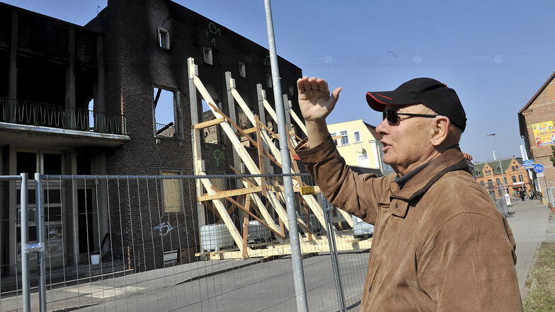 Dieter Lößner, Ex-Bürgermeister von Weißwasser, steht vor dem Brandhaus. Auch er ist geschockt, dass das Volkshaus aufgrund von Brandstiftung in Flammen aufging.