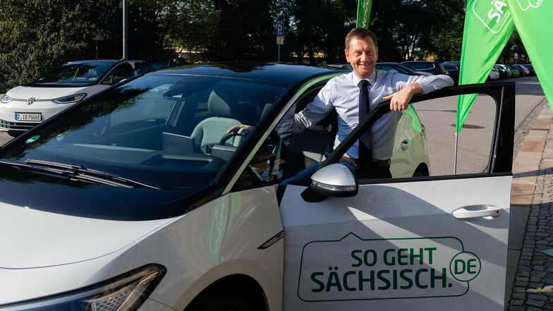Sachsens Ministerpräsident Michael Kretschmer erhielt im September für den Freistaat Sachsen einen Volkswagen ID.3.