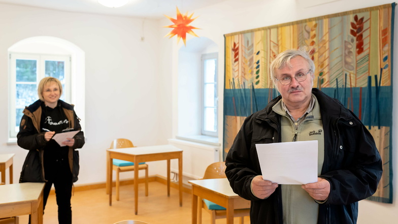 Pfarrer Wolfram Albert bei der letzten Baubesprechung mit Planerin Ute Hilmes aus Schmölln im sanierten Pfarrhaus von Oberottendorf.