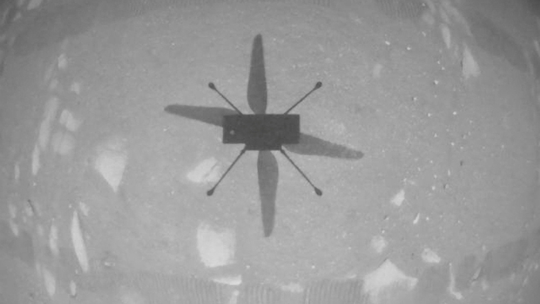 Der Schatten des Mars-Hubschrauber "Ingenuity" ist auf der Marsoberfläche zu sehen, während er fliegt.