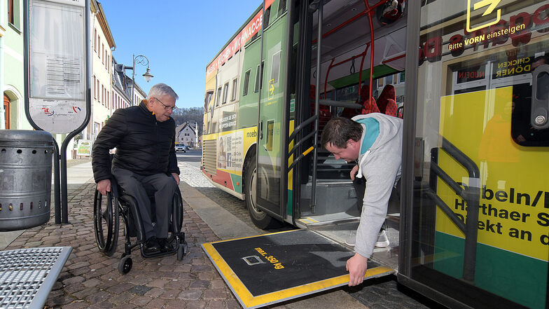Über eine Rampe können Rollstuhlfahrer leichter in einen Bus oder wieder heraus gelangen. Im Bus würden sie sich oft wünschen, dass andere Mitreisende etwas Platz für den Rollstuhl machen.