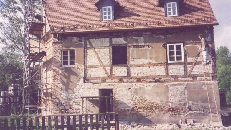 So sah das ehemalige Wohnhaus von Wilhelmine und Gottfried Reichard im Juni 1999 aus. Matthias Schütze legt das Fachwerk an der Rückseite wieder frei.