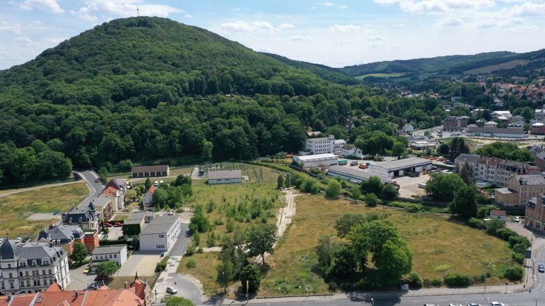 Das Luftbild zeigt die landschaftlich attraktive Lage des Areals unterhalb des Windbergs in Freital entlang der Weißeritz.