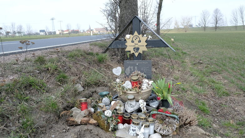 Die Unfallstelle an der Staatsstraße 81 zwischen Buschhaus und Großdobritz. Sie erinnert an den Tod des 20-jährigen Tom Hegewald.