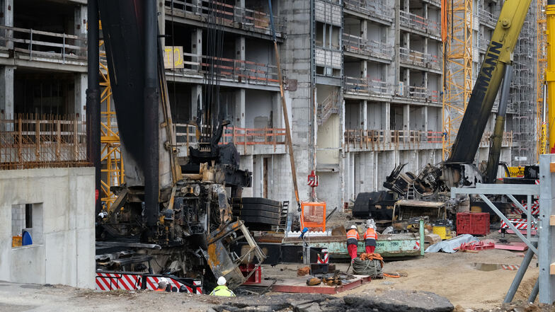 Anfang Oktober wurden diese Kräne auf einer Baustelle in Leipzig in Brand gesteckt. Von den Tätern fehlt bisher jede Spur.