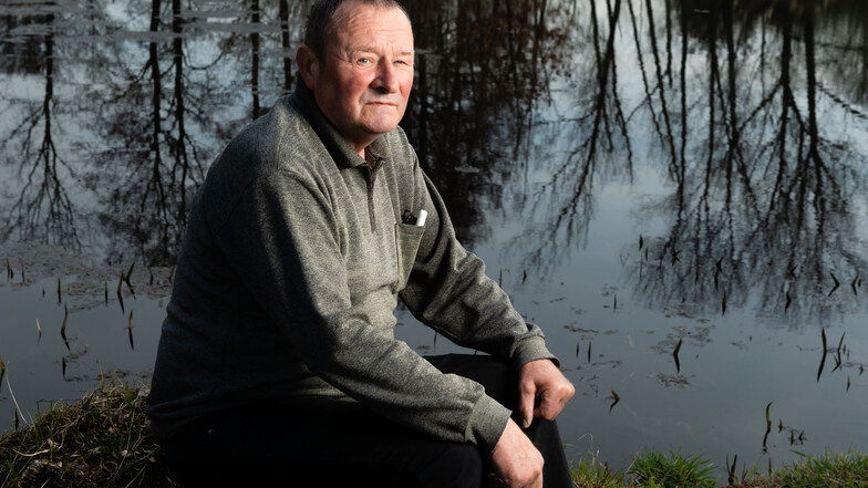 Lutz Obschonka an seinem Lieblingsplatz, einem Teich. Auch jetzt im Ruhestand ist er täglich unterwegs, um an den Teichen in Geißmannsdorf, Bischofswerda und Tröbigau nach dem Rechten zu schauen.