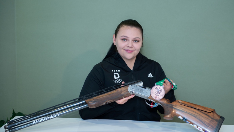 Kathrin Murche: Mit ihrer vier Kilogramm schweren Waffe will die 24-jährige Sportschützin aus Großenhain nach Weltmeisterschaftsbronze 2023 in Baku nun im Sommer bei den Olympischen Spielen um Edelmetall kämpfen.