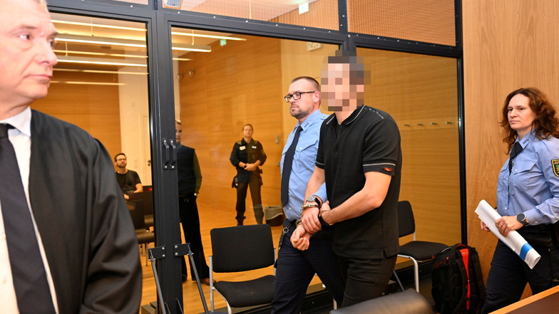 Einer der fünf Angeklagten im Heroinschmuggler-Prozess wird in den Verhandlungssaal geführt. Am Landgericht Dresden wird unter besonderen Sicherheitsauflagen verhandelt.