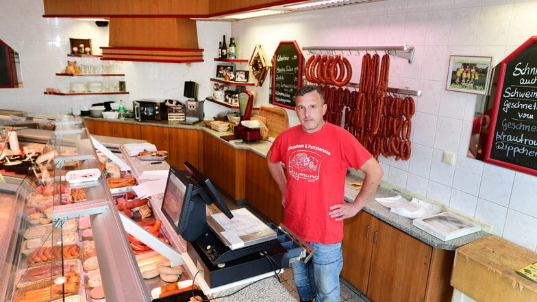 Roberto Raymund steht an der aufgebrochenen Kasse in seiner Fleischerei am Markt in Niederoderwitz.