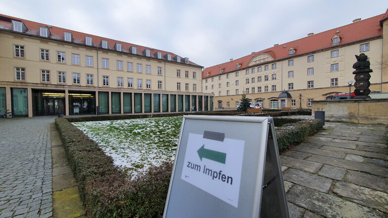 Die staatliche Impfstelle im Landratsamt in Pirna bleibt auch weiterhin geöffnet.