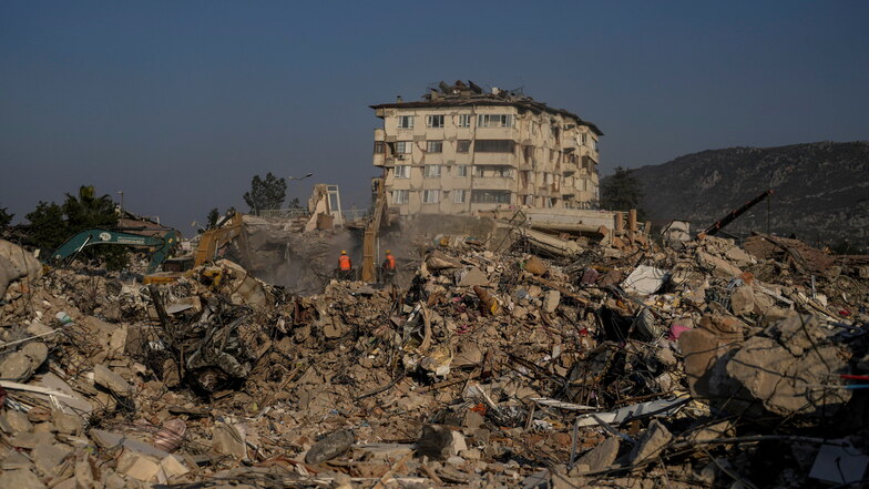Die türkische Stadt Antakya wurde bei dem Erdbeben stark zerstört. Unter den hier geborgenen Toten ist auch der Kapitän der türkischen Handball-Nationalmannschaft.