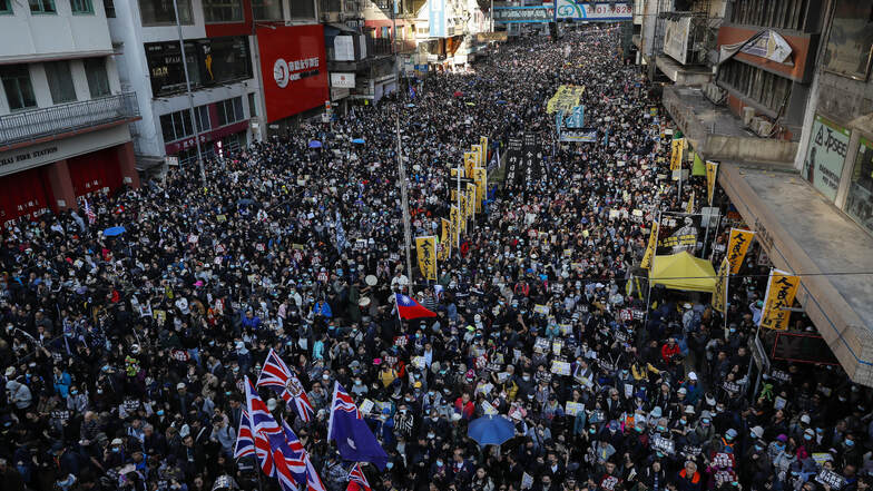 Massen gehen in Hongkong auf die Straße