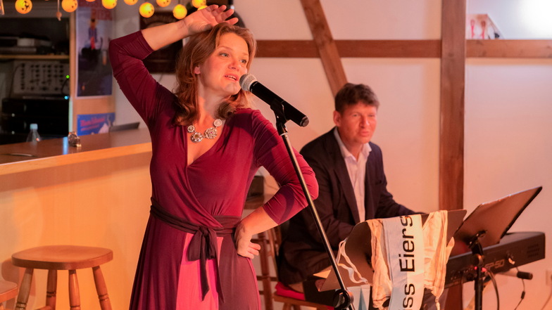 Die Dresdner Kabarettistin Kathy Leen und ihr Pianist Holger Miersch begeisterten mit ihrem Programm im "Hexenstübchen".