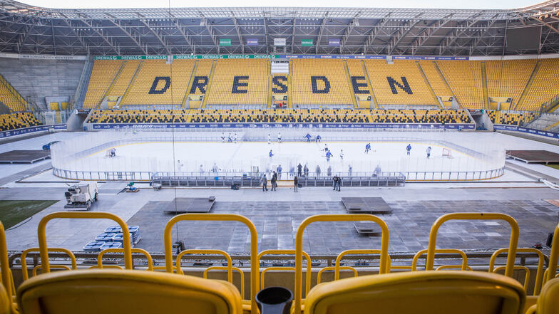 Noch sind die Ränge leer, aber am Samstag werden 32.000 Eishockey-Fans im Dresdner Fußballstadion erwartet.