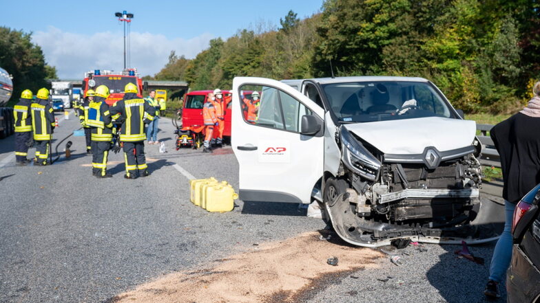 Rettungskräfte stehen auf der Autobahn 7 nach einem Unfall neben beteiligten Autos. Auch schwere Unfälle verlaufen oft ohne tödliche Folgen.