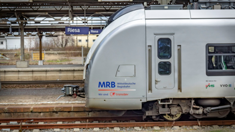 Ein Zug der MRB am Riesaer Bahnhof.