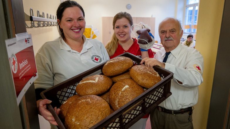 In der Oberschule in Roßwein hat es für die ersten Blutspender des Jahres 2024 ein frisches Brot aus der Bäckerei Möbius als Dankeschön gegeben.