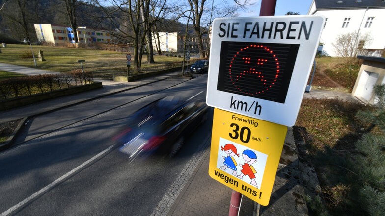 Eine solche Tafel, die dem Autofahrer anzeigt, ob er im richtigen Tempo unterwegs ist, ist in Schönau-Berzdorf geplant.