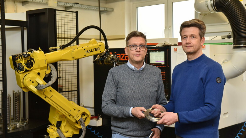 Die Brüder Lars Degenkolb und Sören Degenkolb (rechts) haben die Firma Geräte- und Metalltechnik in Reinhardtsgrimma übernommen.