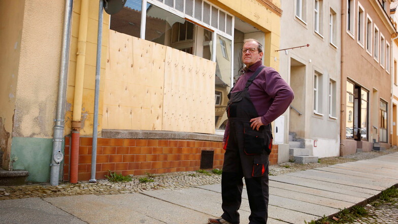 Dieter Nowak aus Kamenz bereitet die zerstörte Schaufensterscheibe an der Bautzner Straße Sorgen. Die Stadt will jetzt handeln - und auch die Polizei ermittelt.