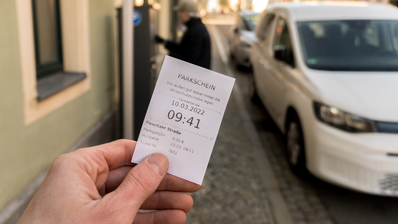 Ein Mann löst ein Ticket am Parkscheinautomaten an der Pausitzer Straße. Wie an etlichen Stellen kann dort dank der sogenannten Brötchentaste für eine halbe Stunde kostenfrei das Auto abgestellt werden.