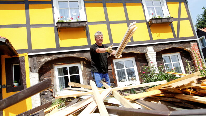 Ein Bild von Aufräumarbeiten nach dem Hochwasser 2013 in Oderwitz. In Ebersbach richtete damals die Spree ebenfalls schlimme Verheerungen an.
