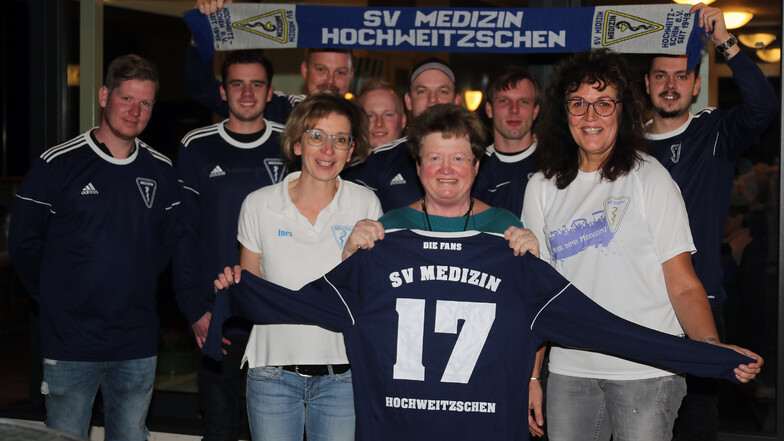 Edeltraud Anke (Mitte) übergab mit Birgit Klingner (rechts) und Ines Helm (links) stellvertretend für die „Edelfans“ des
SV Medizin Hochweitzschen einen kompletten Trikotsatz an die Westewitzer Fußballer.